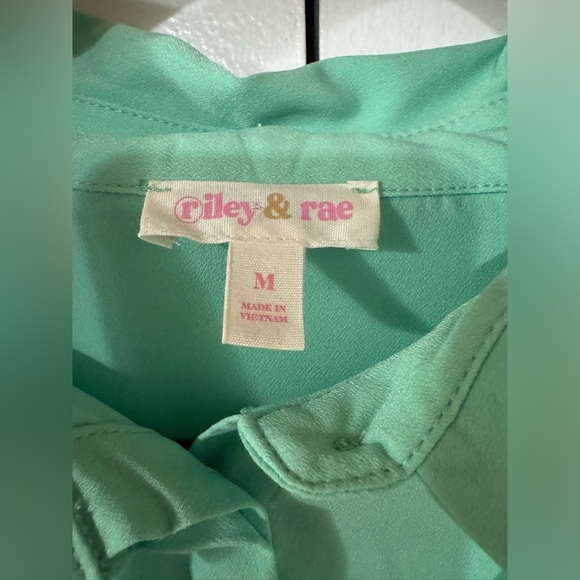 Women’s dress shirt, mint green, size medium. - Picture 2 of 4